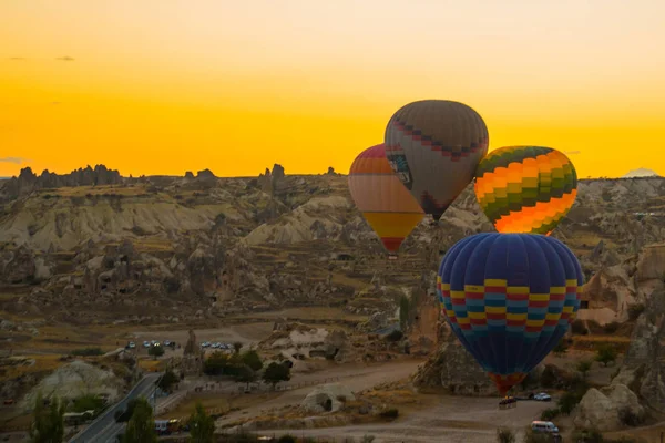 Goreme Turecko Řada Horkovzdušných Balónů Všechny Zvednout Vzduchu Hned Rozbřesku — Stock fotografie