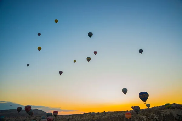 Cappadocia Göreme Anatolien Turkiet Vacker Livfull Utsikt Över Ballonger Flygning — Stockfoto