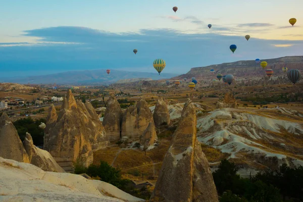 Cappadocia Göreme Anatolien Turkiet Vacker Livfull Utsikt Över Ballonger Flygning — Stockfoto