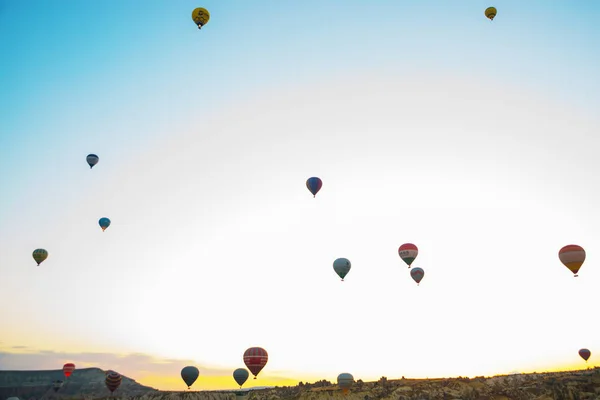 Capadocia Goreme Anatolia Turquía Escénica Vista Vibrante Globos Volando Valle — Foto de Stock