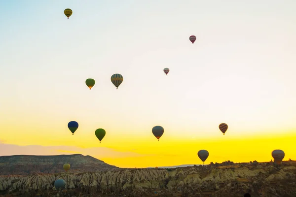Voando Nos Balões Manhã Cedo Capadócia Nascer Sol Primavera Colorido — Fotografia de Stock