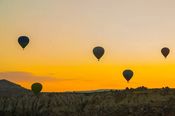 Cappadocia Törökország Sziluettek Léggömbök Reggel Háttérben Sárga Narancssárga Utazás Koncepció — Stock Fotó