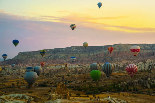 Kapadokya'da Balon erken sabah üzerinde uçan. Renkli bahar gündoğumu Red Rose Valley, Göreme Köyü konumu, Türkiye, Asya. Kavram arka plan seyahat.