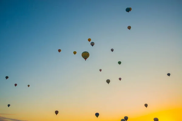 Latanie Balony Wcześnie Rano Kapadocji Kolorowe Sunrise Dolinie Goreme Wioska — Zdjęcie stockowe