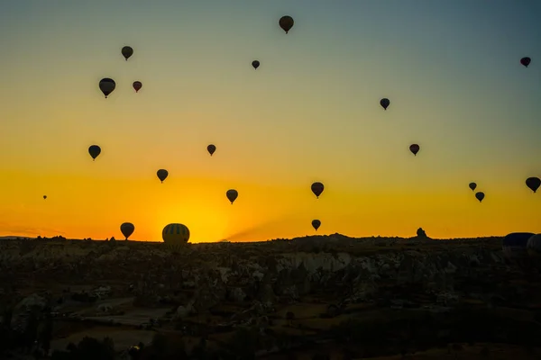 Capadocia Goreme Anatolia Turquía Vista Las Siluetas Del Atardecer Globo —  Fotos de Stock