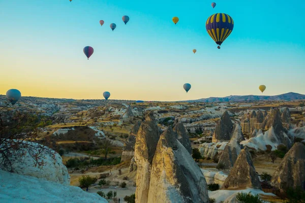 Cappadoce Goreme Anatolie Turquie Montgolfières Colorées Volant Dessus Paysage Rocheux — Photo