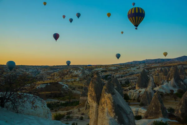 Capadócia Goreme Anatólia Turquia Balões Quente Coloridos Voando Sobre Paisagem — Fotografia de Stock