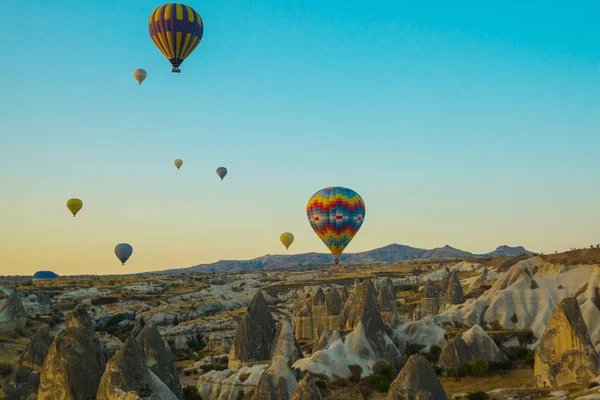 Capadócia Goreme Anatólia Turquia Balões Quente Coloridos Voando Sobre Paisagem — Fotografia de Stock