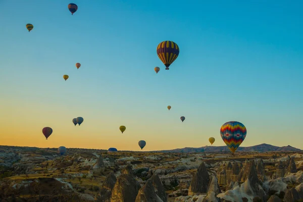 Cappadocia Göreme Anatólia Törökország Színes Léggömbök Rock Táj Felett Repülő — Stock Fotó
