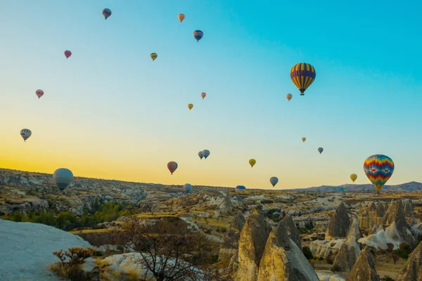 Cappadocië Goreme Anatolië Turkije Kleurrijke Hete Lucht Ballonnen Vliegen Rots — Stockfoto