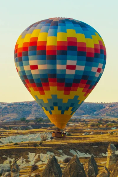 Färgglada Ballonger Mot Morgonhimlen Och Vackra Klippiga Dalar Den Stora — Stockfoto