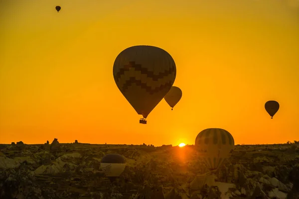 Silueta Globos Aerostáticos Volando Sobre Valle Capadocia Anatolia Turquía Montañas — Foto de Stock