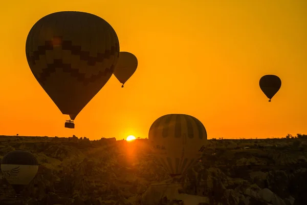 Kappadokien Goreme Anatolien Türkei Silhouette Von Heißluftballons Fliegen Über Kappadokien — Stockfoto