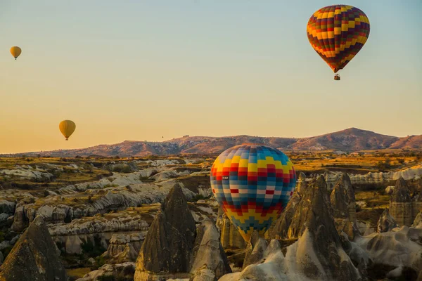 卡帕多西亚 气球飞行伟大的旅游景点 卡帕多西亚被称为世界各地的最好的地方之一 与热空气气球飞 格雷梅 卡帕多细亚土耳其 — 图库照片