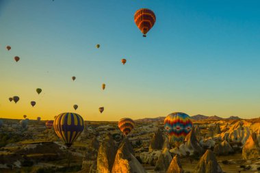 Kapadokya Göreme, Anadolu, Turkey: gün batımı sıcak hava balonları bir dağ Kapadokya Göreme Milli Parkı Türkiye iniş. Turistler için en sevdiğiniz eğlencelerin.