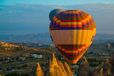 Kapadokya Göreme, Anadolu, Turkey: gün batımı sıcak hava balonları bir dağ Kapadokya Göreme Milli Parkı Türkiye iniş. Turistler için en sevdiğiniz eğlencelerin.