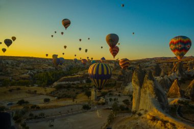 Göreme, Kapadokya seyahat. Sıcak hava balonları gökyüzünde bir sürü gündoğumu dağlarda. Sabah erken - eğlence turistler için