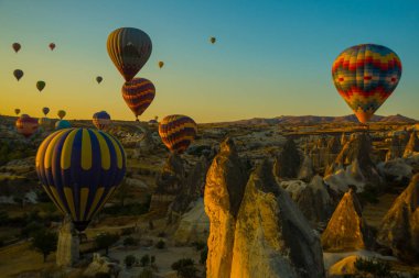 Göreme, Kapadokya seyahat. Sıcak hava balonları gökyüzünde bir sürü gündoğumu dağlarda. Sabah erken - eğlence turistler için