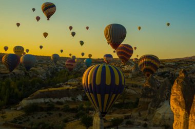 Göreme, Kapadokya seyahat. Sıcak hava balonları bir dağ Kapadokya Göreme Milli Parkı Türkiye iniş. Sabah erken - eğlence turistler için
