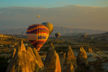 Göreme, Kapadokya seyahat. Sıcak hava balonları bir dağ Kapadokya Göreme Milli Parkı Türkiye iniş. Sabah erken - eğlence turistler için