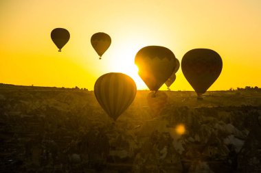 Kapadokya Göreme, Anadolu, Turkey: Sarı gökyüzüne karşı balon silüeti. Dawn vadilerde güzel. Turistler için en sevdiğiniz eğlencelerin.