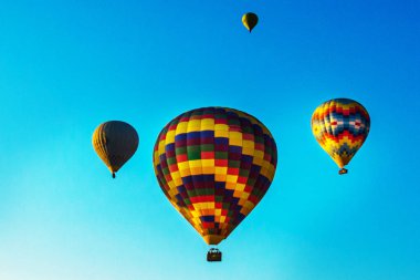 Mavi gökyüzü arka plan üzerinde renkli balonlar. Kapadokya. Sabah erken - eğlence turistler için
