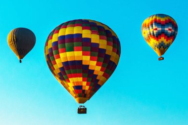 Mavi gökyüzü arka plan üzerinde renkli balonlar. Kapadokya. Sabah erken - eğlence turistler için