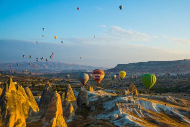 Kapadokya - Balon Turu büyük turistik cazibe. Cappadocia dünyanın her yerinden sıcak hava balonları ile uçmak için en iyi yerlerden biri olarak bilinir. Göreme, Anadolu, Turkey.