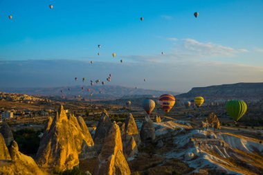 Cappadocia, Göreme, Anadolu, Turkey: sıcak hava balonu üzerinde uçan manzara Cappadocia, rock. Turistler için popüler ve favori eğlence.
