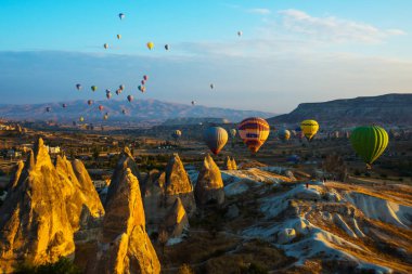 Kapadokya - Balon Turu büyük turistik cazibe. Cappadocia dünyanın her yerinden sıcak hava balonları ile uçmak için en iyi yerlerden biri olarak bilinir. Göreme, Anadolu, Turkey.