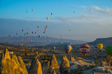Kapadokya - Balon Turu büyük turistik cazibe. Cappadocia dünyanın her yerinden sıcak hava balonları ile uçmak için en iyi yerlerden biri olarak bilinir. Göreme, Anadolu, Turkey.