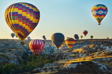 Kapadokya Göreme, Anadolu, Turkey: Birçok renkli sıcak hava balon balon fiesta, mavi gökyüzünde. Turistler için popüler ve favori eğlence.