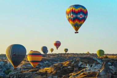 Kapadokya Göreme, Anadolu, Turkey: Birçok renkli sıcak hava balon balon fiesta, mavi gökyüzünde. Turistler için popüler ve favori eğlence.