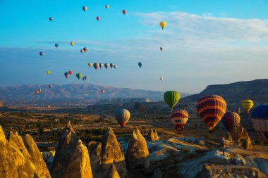 Cappadocia, Göreme, Anadolu, Turkey: Dağların üzerinden uçan sıcak hava balonları günbatımı Kapadokya, vintage doğa arka plan manzara. Turistler için popüler ve favori eğlence.