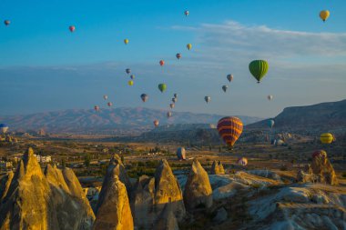 Kapadokya - Balon Turu büyük turistik cazibe. Cappadocia dünyanın her yerinden sıcak hava balonları ile uçmak için en iyi yerlerden biri olarak bilinir. Göreme, Anadolu, Turkey.