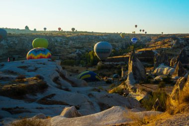 Kapadokya Göreme, Anadolu, Turkey: Kapadokya - balon uçuş gündoğumu, büyük turistik cazibe. Cappadocia sıcak hava balonları ile uçmak için yerdir.
