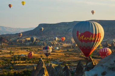 Cappadocia, Göreme, Anadolu, Turkey: En büyük turistik Kapadokya Göreme Vadisi içinde sıcak hava balonları ile uçuş. Turistler için popüler ve favori eğlence.