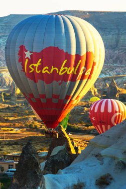 Cappadocia, Göreme, Anadolu, Turkey: En büyük turistik Kapadokya Göreme Vadisi içinde sıcak hava balonları ile uçuş. Turistler için popüler ve favori eğlence.