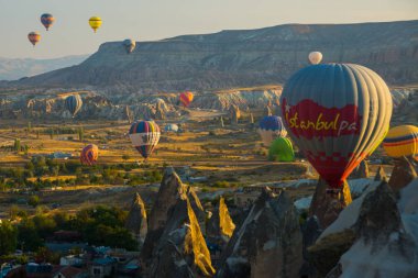 Cappadocia, Göreme, Anadolu, Turkey: En büyük turistik Kapadokya Göreme Vadisi içinde sıcak hava balonları ile uçuş. Turistler için popüler ve favori eğlence.