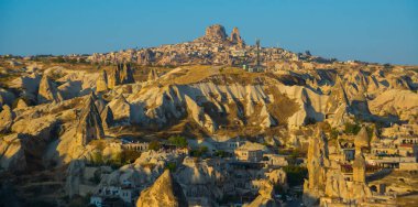Göreme gözlem güverte güneşli havalarda görünümünden: rock house, tepeler ve Uçhisar Kalesi. Türkiye, Cappadocia.