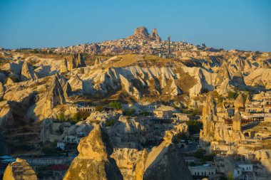Göreme gözlem güverte güneşli havalarda görünümünden: rock house, tepeler ve Uçhisar Kalesi. Türkiye, Cappadocia.