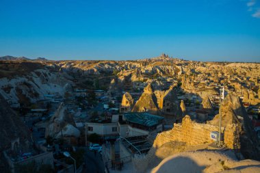 Göreme gözlem güverte güneşli havalarda görünümünden: rock house, tepeler ve Uçhisar Kalesi. Türkiye, Cappadocia.