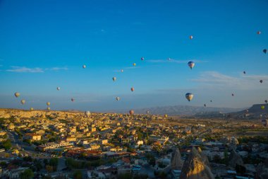 Göreme gözlem güverte güneşli havalarda görünümünden: Ev, tepeler ve sıcak hava balon rock. Türkiye, Cappadocia, Anadolu.