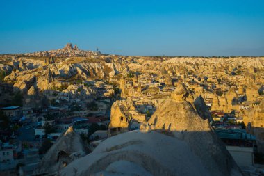 Göreme gözlem güverte güneşli havalarda görünümünden: rock house, tepeler ve Uçhisar Kalesi. Türkiye, Cappadocia.