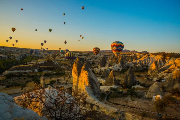 Capadocia Goreme Anatolia Turquía Globos Aire Caliente Multicolores Brillantes Volando — Foto de Stock