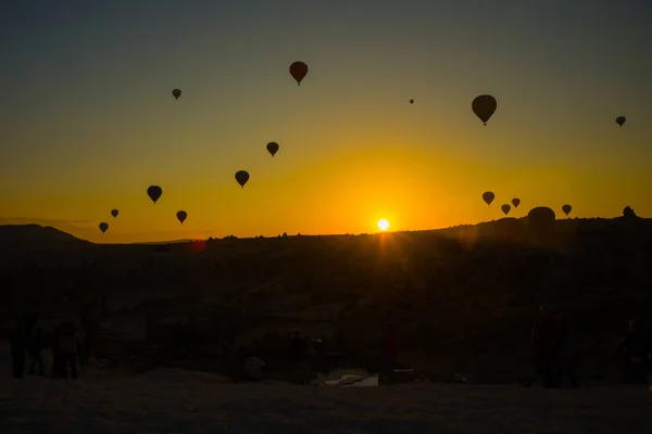 Silhuetten Luftballonger Som Flyger Över Dalen Cappadocia Anatolien Turkiet Vulkaniskt — Stockfoto