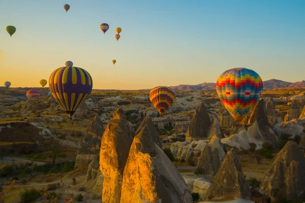 Cappadocia Goreme Anatolia Turkey Sunset Hot Air Balloons Landing Mountain — Stock Photo, Image