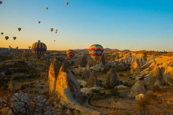 Cappadoce Goreme Anatolie Turquie Coucher Soleil Des Montgolfières Atterrissent Dans — Photo