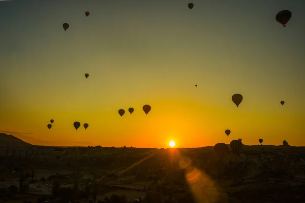 Silhuetten Luftballonger Som Flyger Över Dalen Cappadocia Anatolien Turkiet Vulkaniskt — Stockfoto