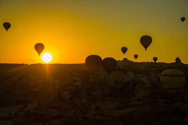 Silhueta Balões Quente Sobrevoando Vale Capadócia Anatólia Turquia Montanhas Vulcânicas — Fotografia de Stock